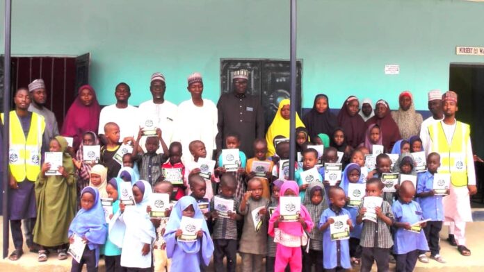 Gidauniyar JFES ta kai tallafin takardu makarantar Hafsatu Gimba Ahmed Memorial (Hotuna)