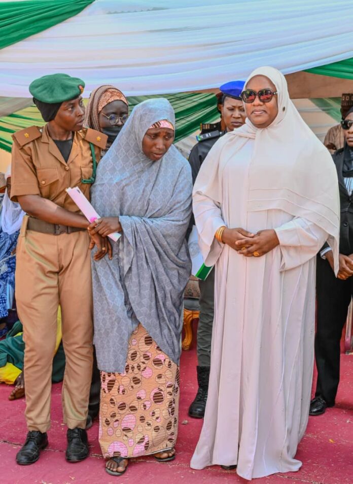 Matar Gwamnan Zamfara ta ƙaddamar da shirin biyan bashi a mutane 1,000 dake tsare a gidan gyaran hali