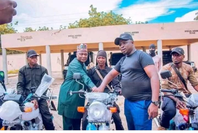 Gwamnan Yobe ya bai wa ’yan banga da mafarauta kyautar babura Gwamnan Yobe ya bai wa ’yan banga da mafarauta kyautar babura