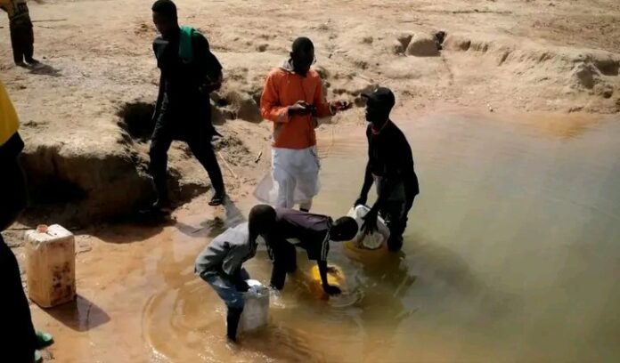 Rashin Ruwan Sha: Al'ummar garin Kanwa da ke Kano suna shan ruwan da dabbobi ke sha