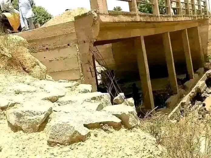 Al'ummar ƙaramar hukumar Ƙiru ta jihar Kano, sun koka kan karyewar gadoji a yankin