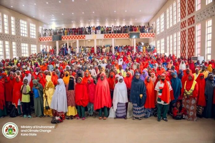 Gwamnatin Kano ta biya haƙƙoƙin masu sharar tituna 2,000 albashinsu na watanni 8