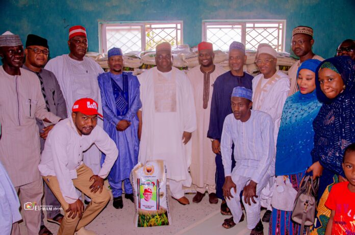 Gwamnan Kano ya bawa ƙungiyar 'yan jaridu buhunan shinkafa 450