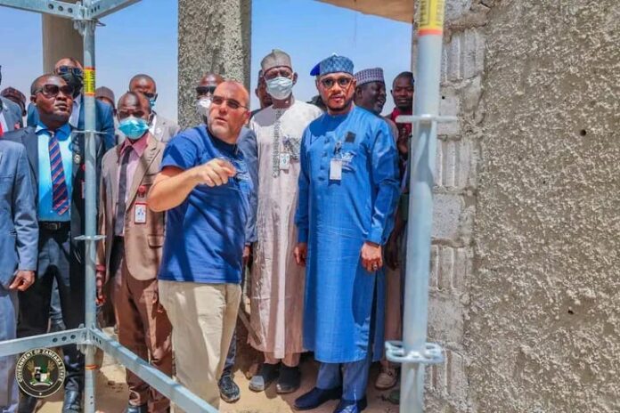 Gwamna Lawal ya ziyarci ayyukan filin jirgin sama na Zamfara, hanyoyi a makarantu