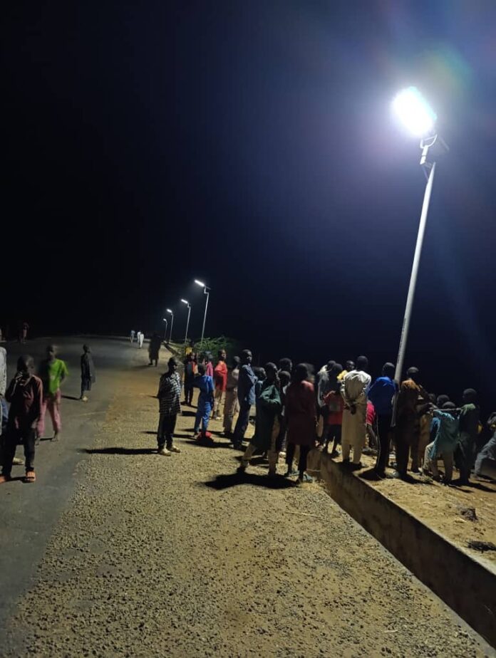 An jinjina wa Kashim Tumsa bisa ga samar da fitulun sola 400 a Bursari (hotuna da bidiyo)