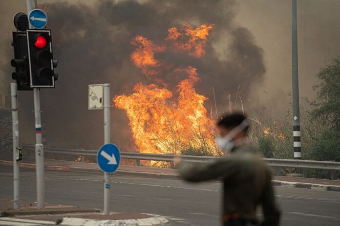 Jami'ai daban-daban na ta ƙoƙarin kashe gobarar da ke ci ba ƙaƙƙautawa a Isra'ila