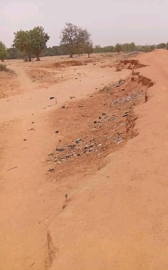 Mazauna yankunan Minjibir a Kano sun koka kan lalacewar hanya Mazauna yankunan Minjibir a Kano sun koka kan lalacewar hanya