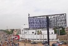 Dalilin da ya sa matashi ya hau allon tallace-tallace a Kano Dalilin da ya sa matashi ya hau allon tallace-tallace a Kano