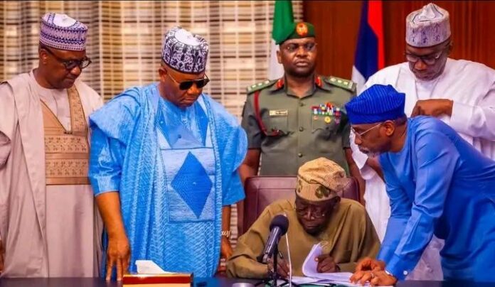 Shugaban Tinubu ya rattaba hannu kan dokar Haraji Shugaban Tinubu ya rattaba hannu kan dokar Haraji