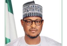 Gwamnan Katsina ya tsallake rijiya da baya a wani hatsarin mota da ya rutsa da shi a hanyar Daura zuwa Katsina Gwamna Radda ya tsallake rijiya da baya a wani karamin hatsarin mota da ya rutsa da shi a hanyar Daura zuwa Katsina By Ibraheem El-Tafseer Gwamnan jihar Katsina, Malam Dikko Umaru Radda, ya yi wani dan karamin hatsarin mota a yammacin ranar 20 ga watan Yuli, 2025, a lokacin da yake tafiya kan hanyar Daura zuwa Katsina a wani bangare na aikinsa. A cewar wata sanarwa da babban sakataren yada labarai, Ibrahim Kaula Mohammed ya fitar, gwamnan bai samu munanan raunuka ba kuma yana cikin koshin lafiya da kwanciyar hankali. Sanarwar ta kara da cewa Gwamna Radda ya ci gaba da kasancewa cikin farin ciki kuma ya nuna godiya ga Allah Madaukakin Sarki da ya ba shi kariya. Ya kuma mika godiyarsa ga al’ummar jihar Katsina da masu hannu da shuni bisa addu’o’i da kuma damuwarsu. Lamarin dai bai haifar da cikas ba, kuma ana sa ran Gwamnan zai ci gaba da gudanar da ayyukan sa.