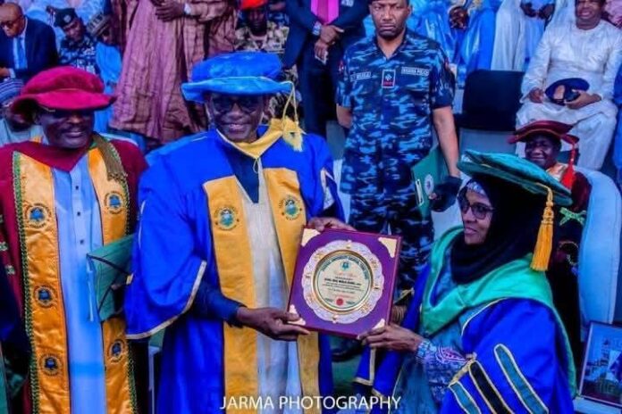 FUGA ta karrama Gwamnan Yobe da wasu mutane 5 da digirin girmamawa FUGA ta karrama Gwamnan Yobe da wasu mutane 5 da digirin girmamawa