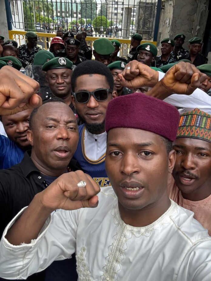 Sowore da Ɗan Bello sun jagoranci jami'an 'yansanda da suka yi ritaya zanga-zanga, duk da gargaɗin da aka yi musu