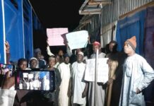 ‘Yan kasuwar Singa dake Kano, sun kwana cikin kasuwar don fargabar rushe musu shaguna 'Yan kasuwar Singa dake Kano, sun kwana cikin kasuwar don fargabar rushe musu shaguna