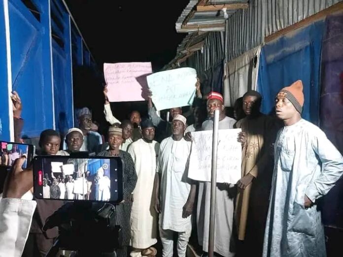 'Yan kasuwar Singa dake Kano, sun kwana cikin kasuwar don fargabar rushe musu shaguna