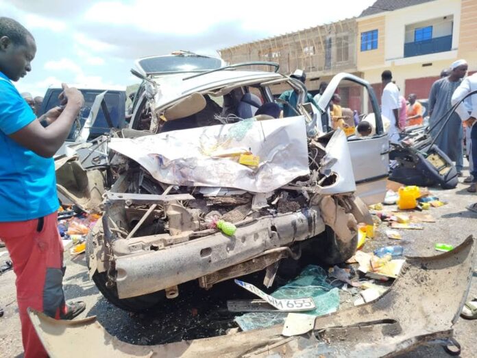 Mutane 18 Sun jikkata bayan da wata motar APC ta auka cikin taron mutane a Jigawa Mutane 18 Sun jikkata bayan da wata motar APC ta auka cikin taron mutane a Jigawa