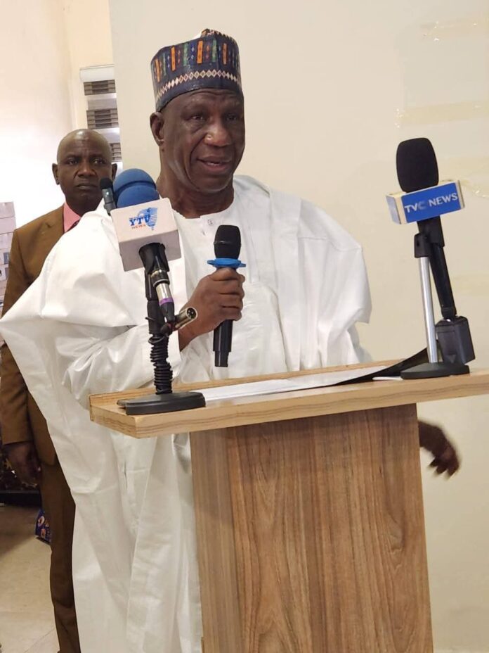 Gwamnan Yobe ya raba wa 'yan jarida 100 kwamfuta, ya yi kira da a yi ingantaccen rahoto