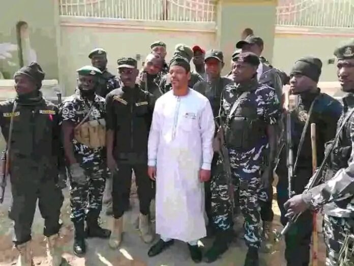 Unkuji Ƙwara ya gargaɗi matasan Azare masu ƙwacen waya, mashin da ɓalle shaguna