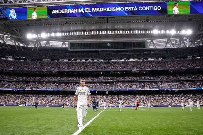 Real Madrid ta karrama Abderrahim wanda ya rasa Iyayen sa a Girgizar Kasa a kasar Marocco Daga Jameel Lawan Yakasai An karrama Abderrahim Ouhida, mai shekara 16 a filin wasa na Santiago Bernabéu, kafin fara wasan Real Madrid da Espanyol a ranar Asabar, a gasar La Liga ta kasar Sifaniya. Abderrahim Ouhida, ya rasa mahaifansa, da yan uwansa mata biyu, da kakansa, bayan faruwar wata girgizar kasa da ta faru a kasar Morocco a watan Satumbar 2023. Tun faruwar lamarin, Madrid ta dauki nauyin kula da shi, har ma ya samu damar kasancewa a karamar kungiyar kwallon kafa ta Real Madrid. A gefe guda kuma, Real Madrid ta dauki nauyin karatunsa domin ganin ya samu rayuwa mai inganci kamar kowa..