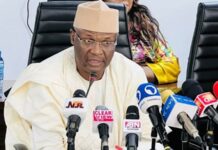 Shugaban hukumar zaɓe ta ƙasa INEC Mahmood Yakubu ya sauka daga kujerarsa Shugaban hukumar zaɓe ta ƙasa INEC Mahmood Yakubu ya sauka daga kujerarsa