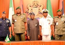 Tinubu ya sallami hafsoshin tsaro na ƙasa tare da maye gurbin su da wasu Tinubu ya sallami hafsoshin tsaro na ƙasa tare da maye gurbin su da wasu