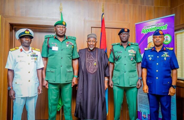 Sabbin Hafsoshin tsaro sun gana da Ministan tsaro, Badaru