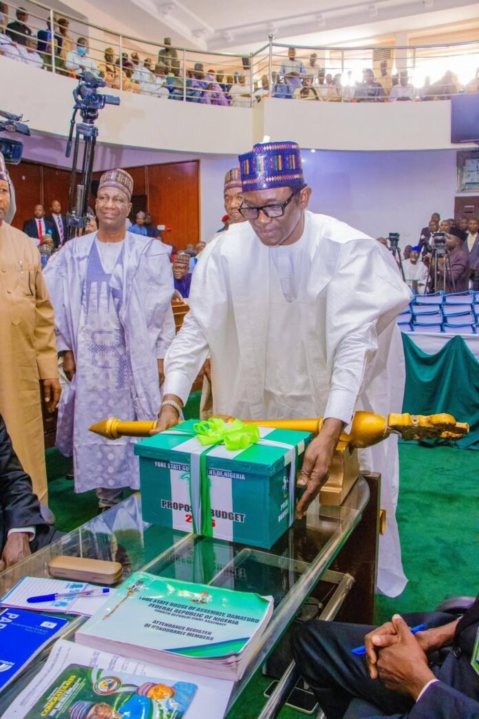 Gwamna Buni ya gabatar da Naira biliyan 515.6 na kasafin kuɗi na shekarar 2026 a majalisar dokokin Jihar Yobe Gwamna Buni ya gabatar da Naira biliyan 515.6 na kasafin kuɗi na shekarar 2026 a majalisar dokokin Jihar Yobe